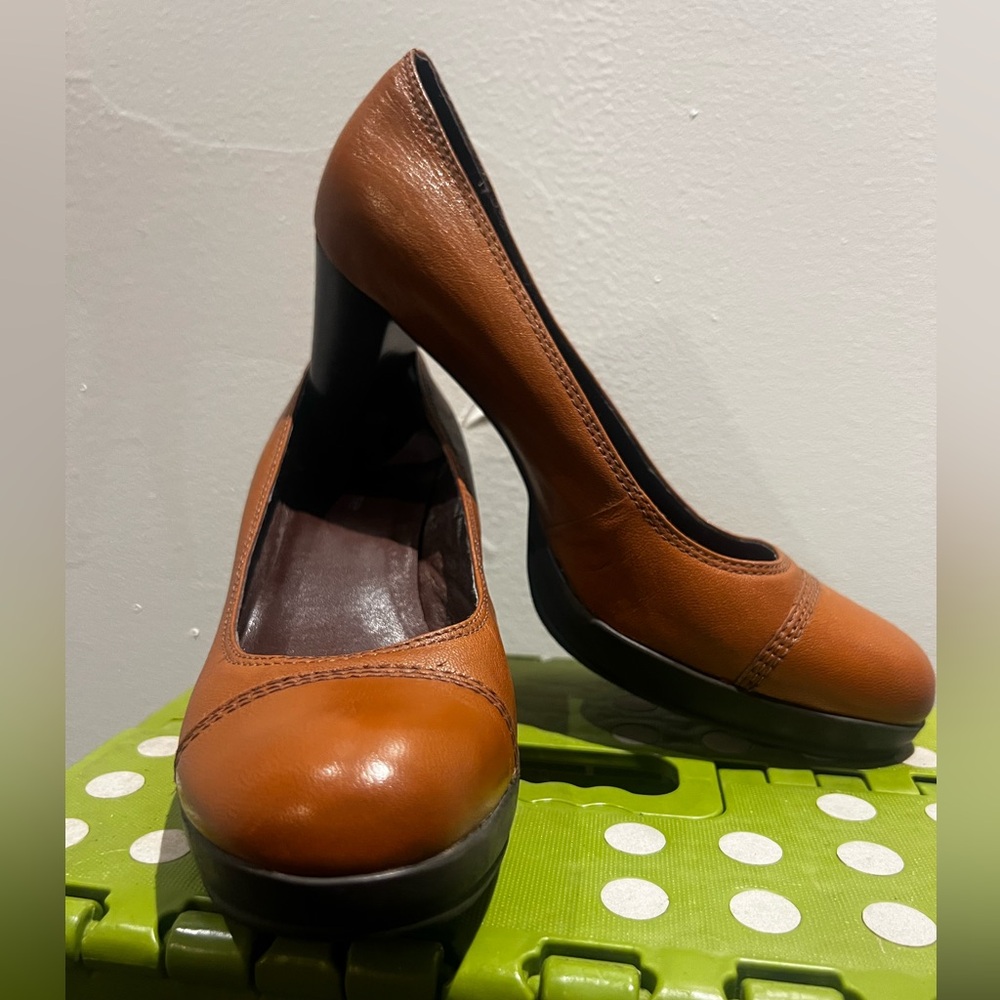Brown, round-toe heel, size 10M.